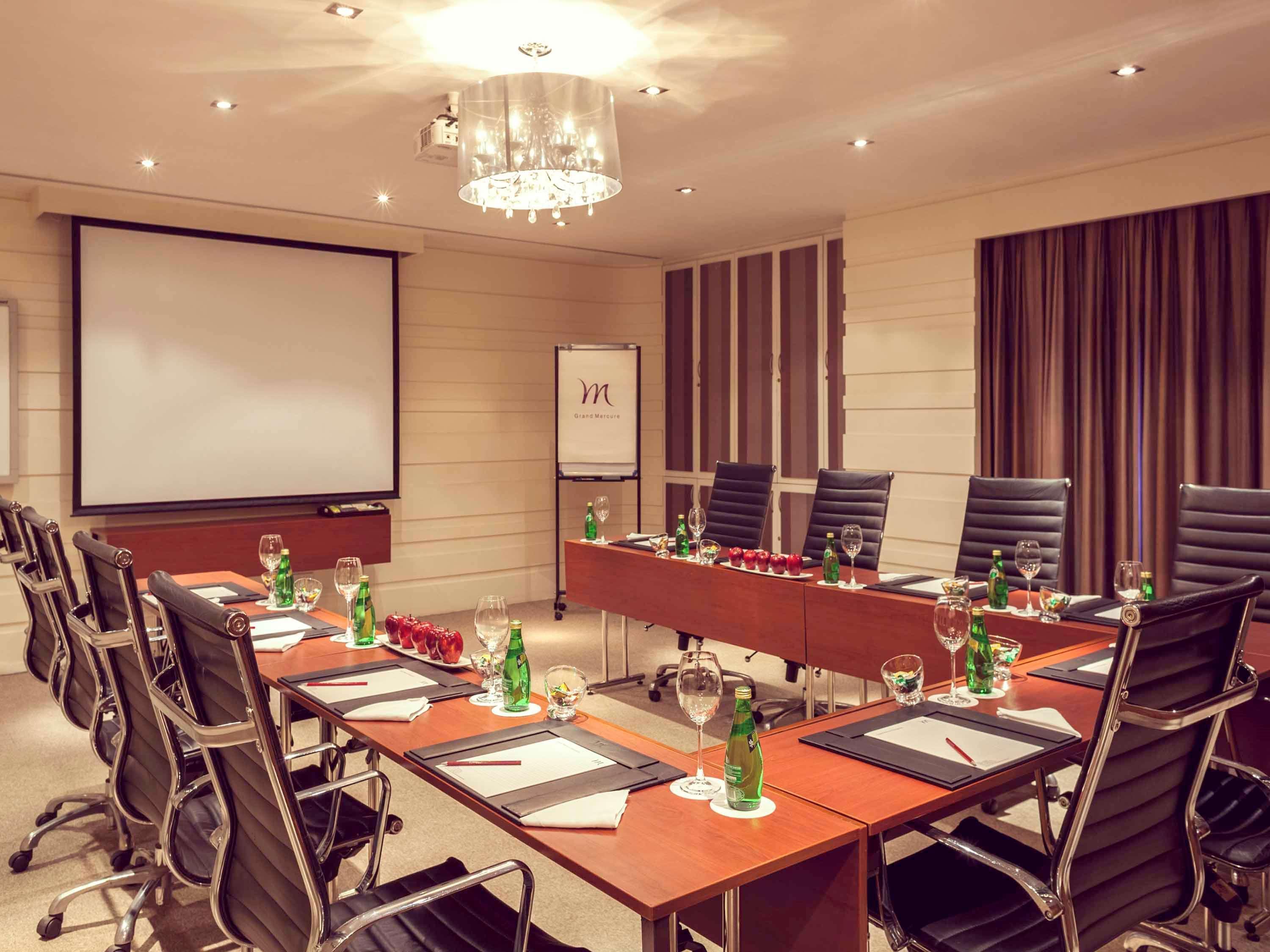 Grand Mercure Vadodara Surya Palace Zewnętrze zdjęcie