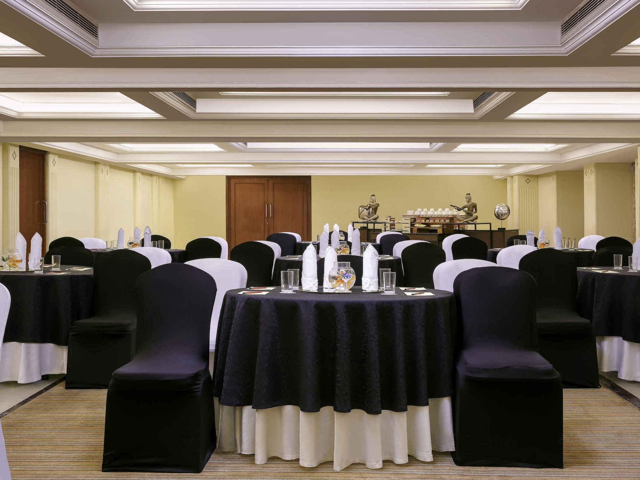 Grand Mercure Vadodara Surya Palace Zewnętrze zdjęcie