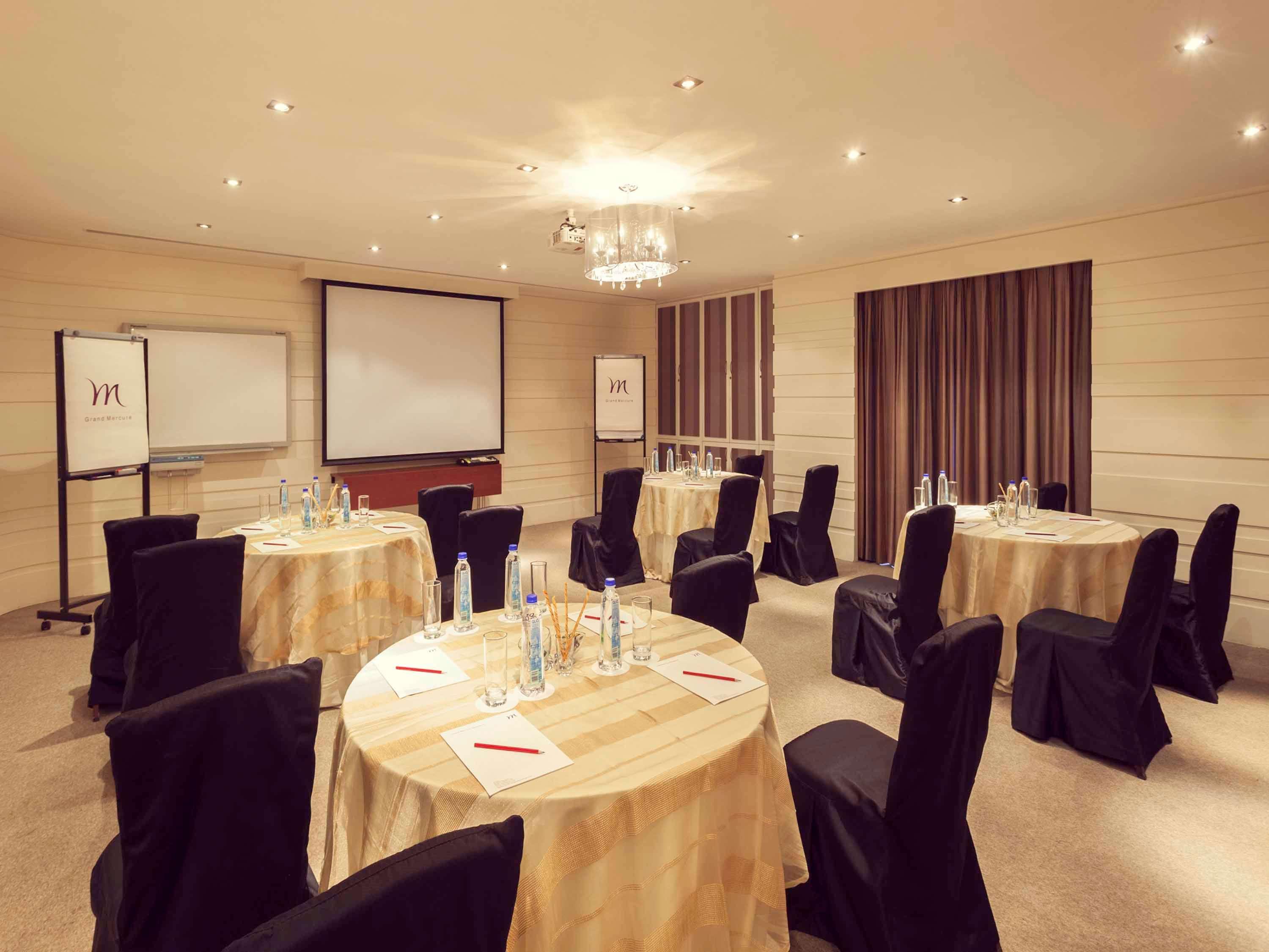 Grand Mercure Vadodara Surya Palace Zewnętrze zdjęcie