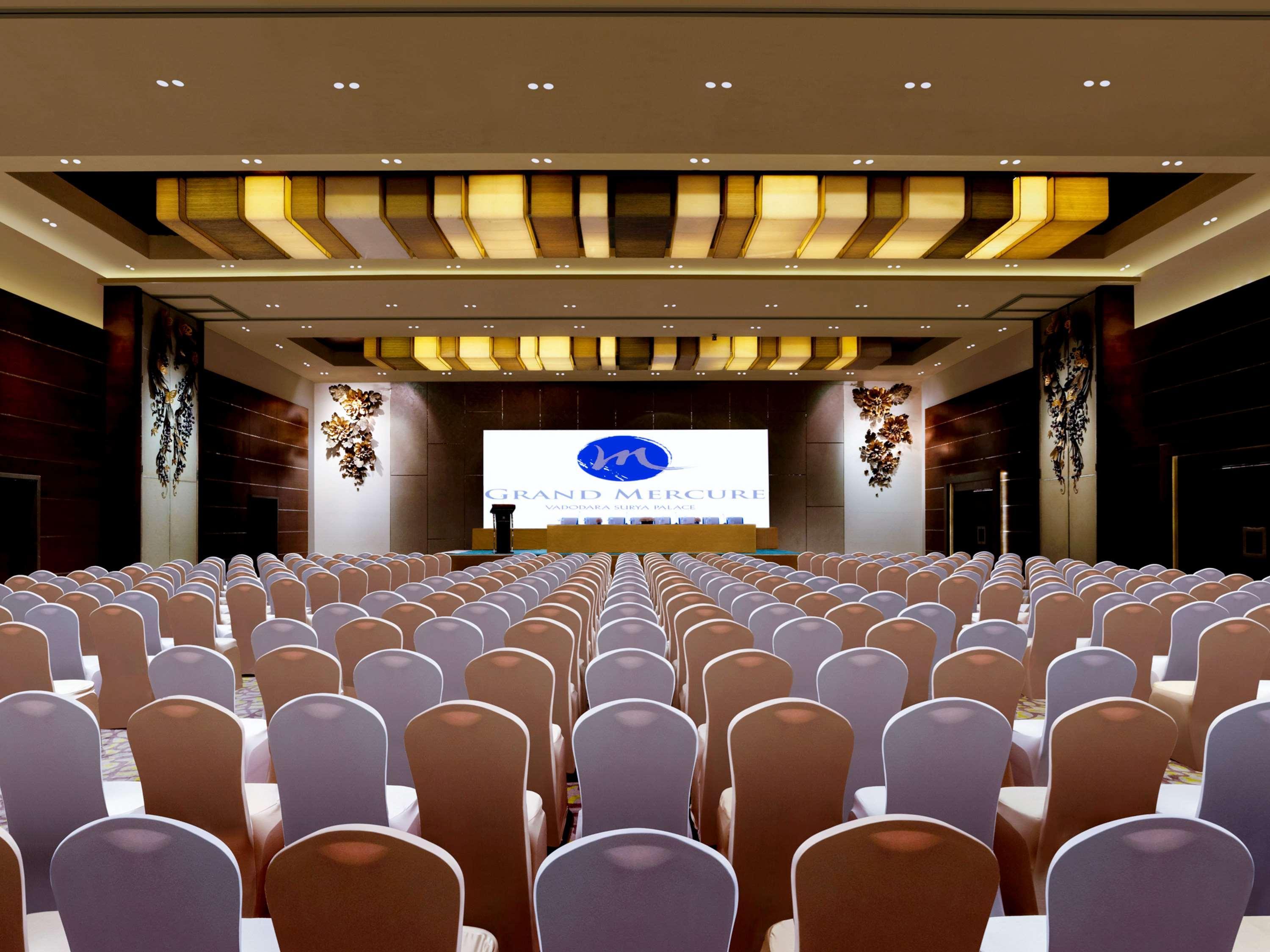 Grand Mercure Vadodara Surya Palace Zewnętrze zdjęcie