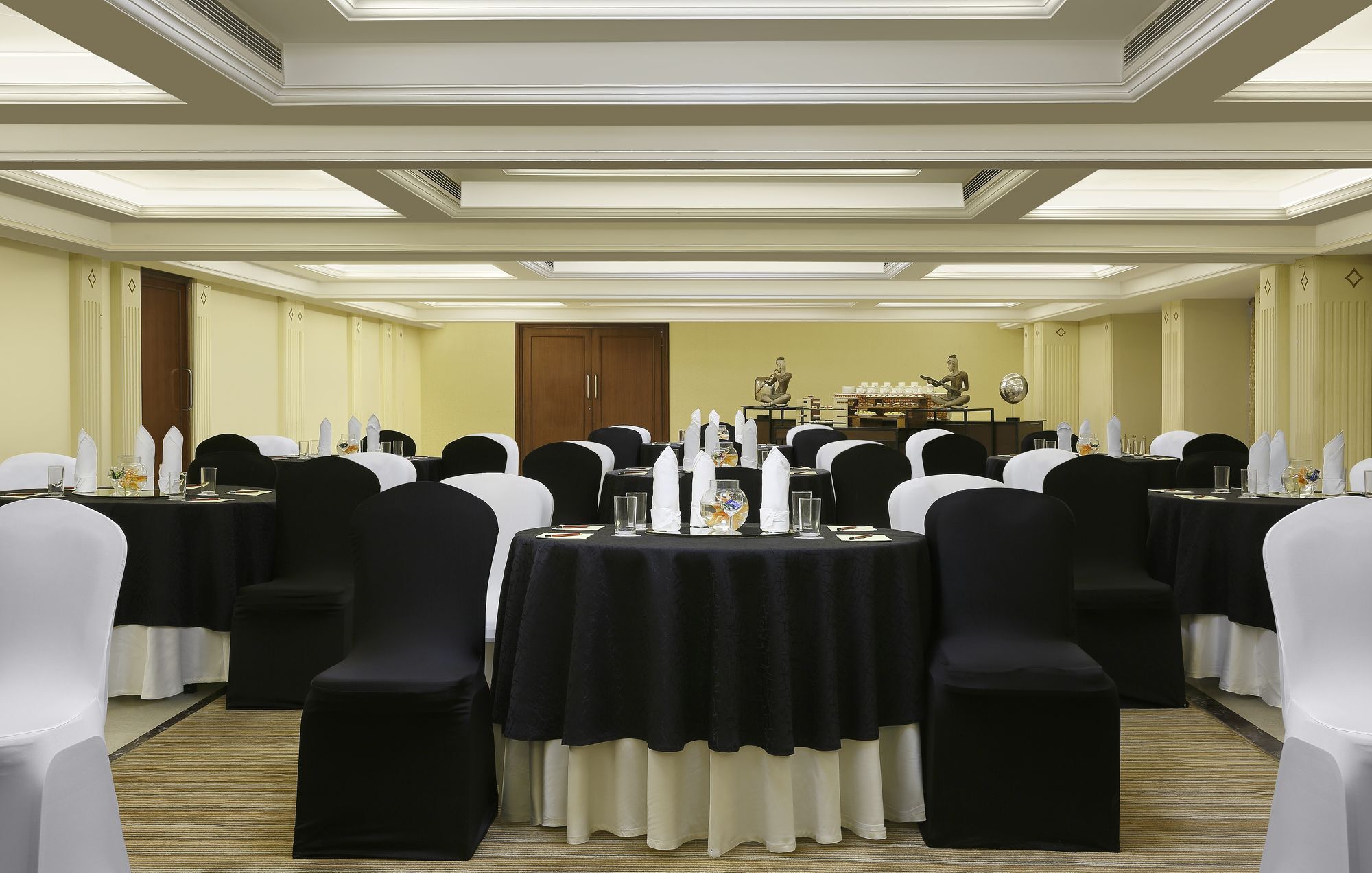 Grand Mercure Vadodara Surya Palace Zewnętrze zdjęcie
