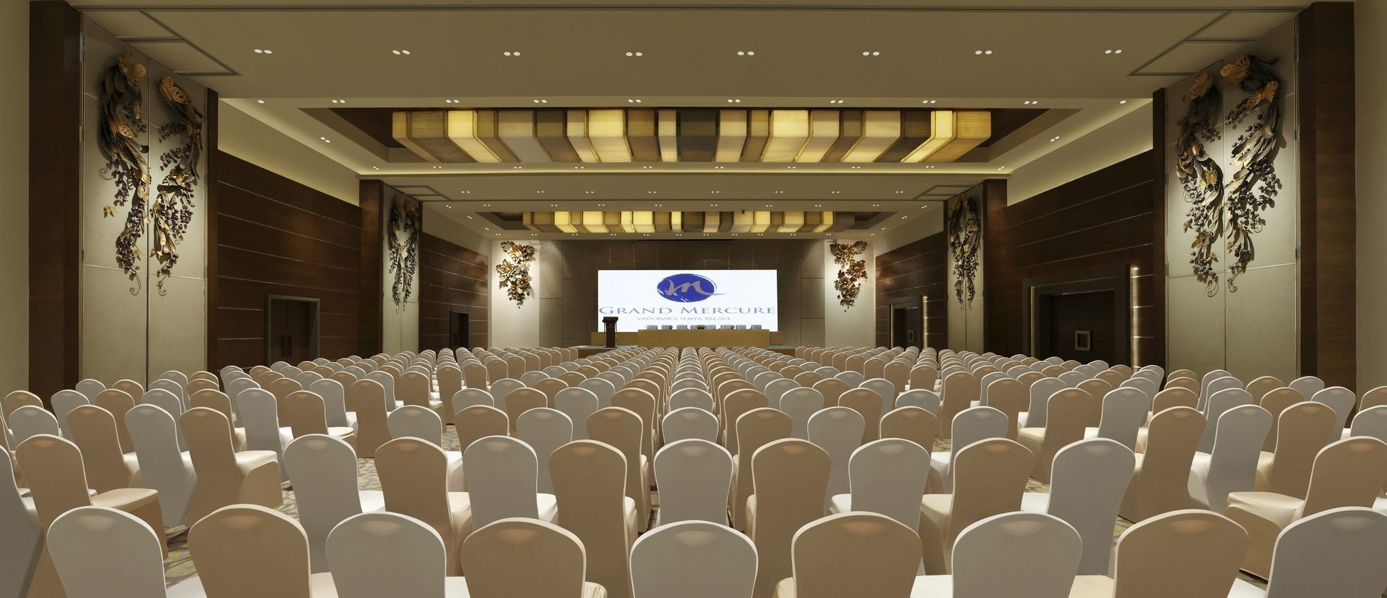 Grand Mercure Vadodara Surya Palace Zewnętrze zdjęcie