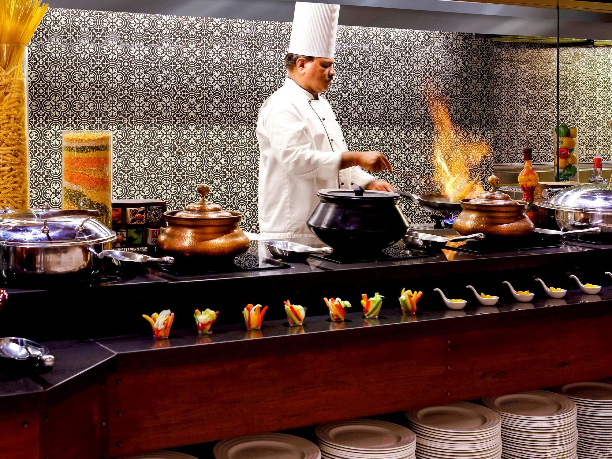 Grand Mercure Vadodara Surya Palace Zewnętrze zdjęcie